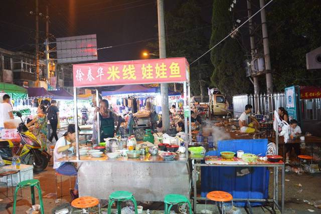 守在红旗夜市的一家米线摊,卖了13年依然火爆!