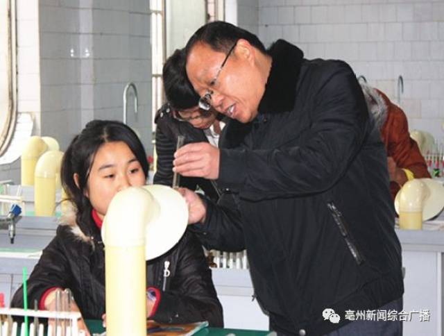 魏香三现为蒙城八中副校长,高中化学教师,蒙城县化学名师工作室主持人