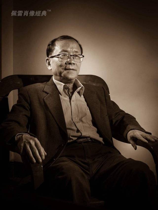 经典肖像致敬离退休教师,平凡一生却燃烧着伟大烛光