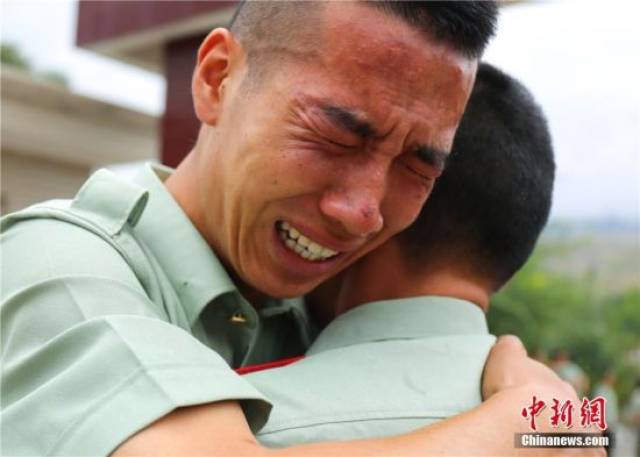 又是一年退伍季 老兵挥泪别战友