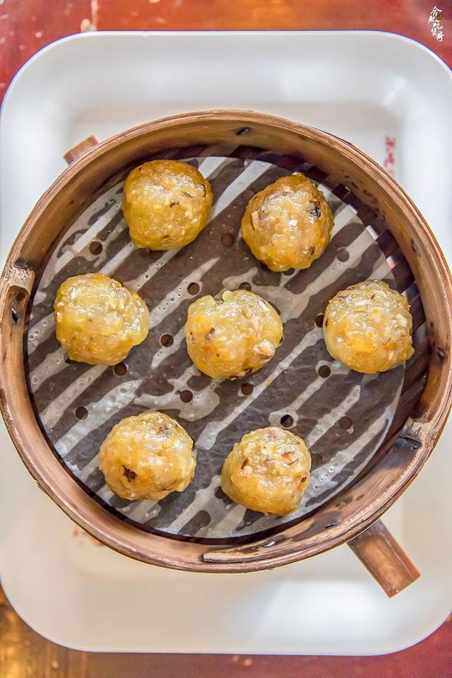 徽州山区盛产葛根,没吃过的人可能会觉得葛粉圆子像庄墓园子.