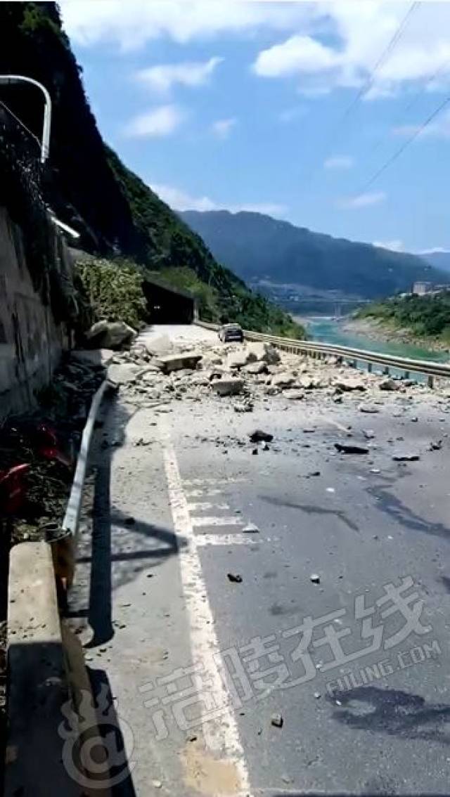 醉驾加逆行,涪陵龙桥惨烈车祸现场,两人被撞倒地,满地残骸