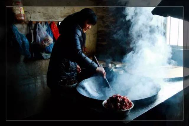 那些年 农村灶头上都是铁制的大锅 那时候烧饭最好是两个人配合: 一个