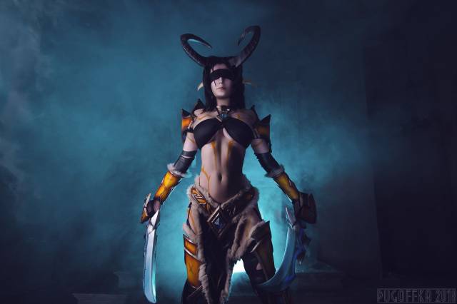 俄美女COS恶魔猎手瓦莉拉 南半球微露种族天