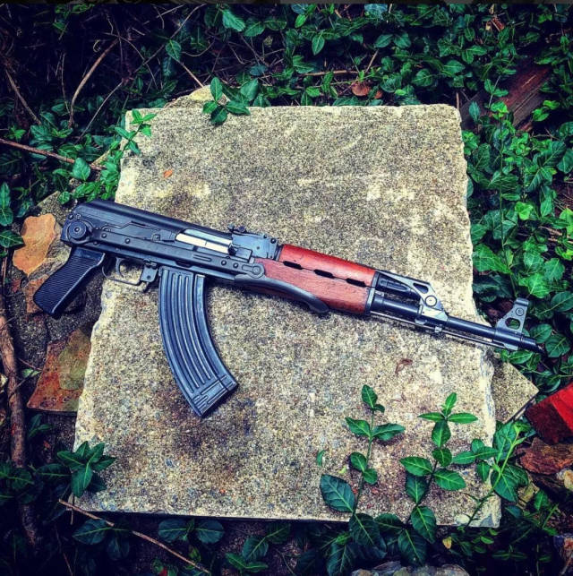 最爱折叠托:精致狂野的ak才是"真正的巷战之王"