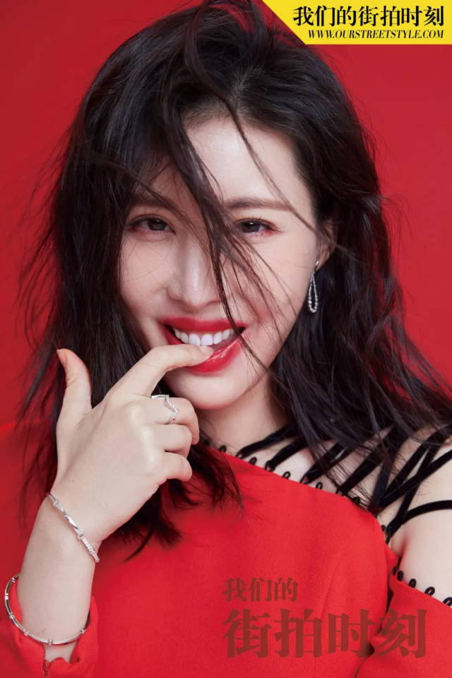 魅惑的红色之间,闪耀着动人的钻石光芒,一颦一笑尽显万种风情