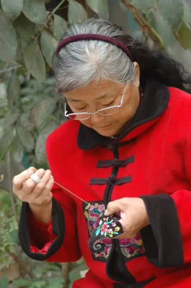 人物|界首这位老人的刺绣 被中国工艺美术大师张仃称赞!_手机搜狐网