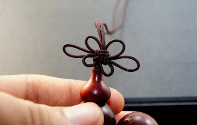 (三通穿好后如上图效果,三通串好之后盖上佛塔) 3,打花结  1.
