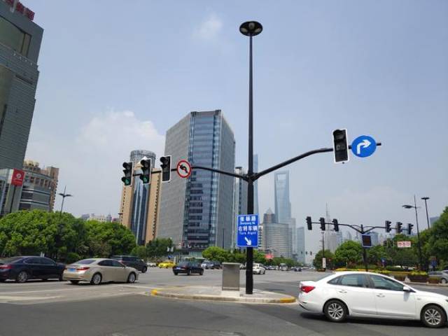 浦东新区张杨路世纪大道路口改造后. 澎湃新闻记者 周航