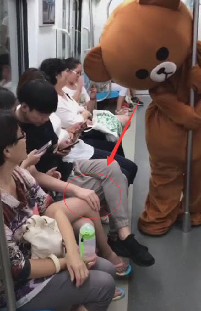 一小哥当着"布朗熊"摸女友大腿,谁料它接下来的动作笑翻众人!