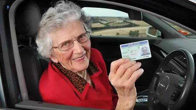 新加坡:路考由交警坐副驾