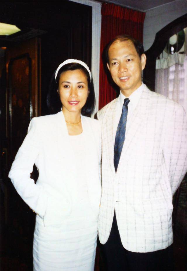 71岁罗家英夫妻俩近照,膝下无子相依为命,却似神仙眷侣一般幸福_手机