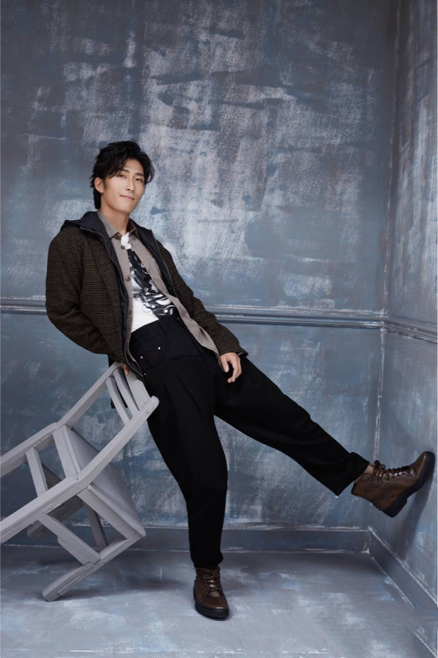 窦骁封面大片曝光 笑容暖力max_手机搜狐网