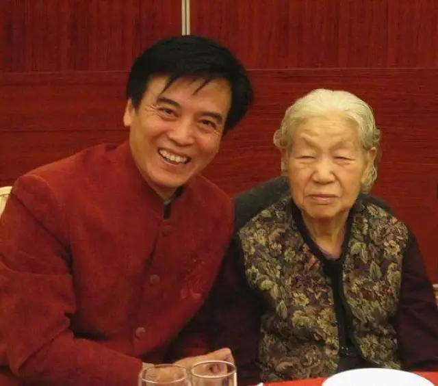 她是开国上将许世友的妻子,15岁参军,还是解放军上校,至今健在