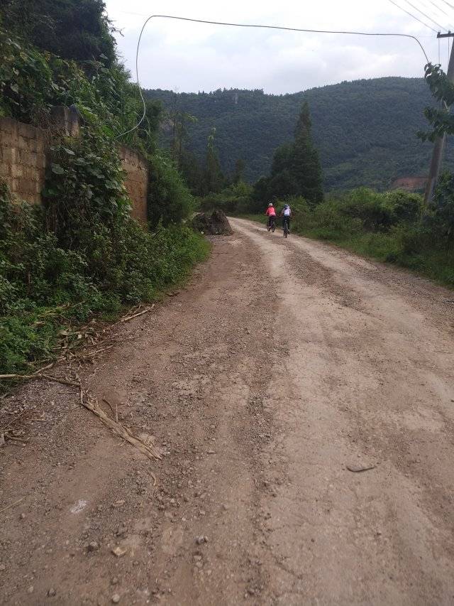 昆明附近,茨塘村的沙石路很坎坷,自行车难走,你骑行过吗?