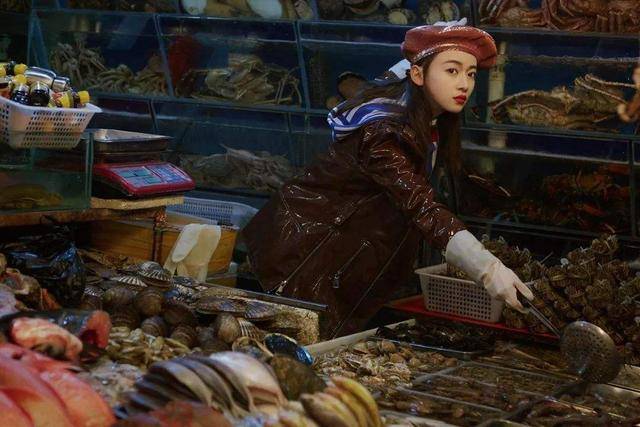 还记得电影《老炮》中那个临沂女孩郑虹吗?