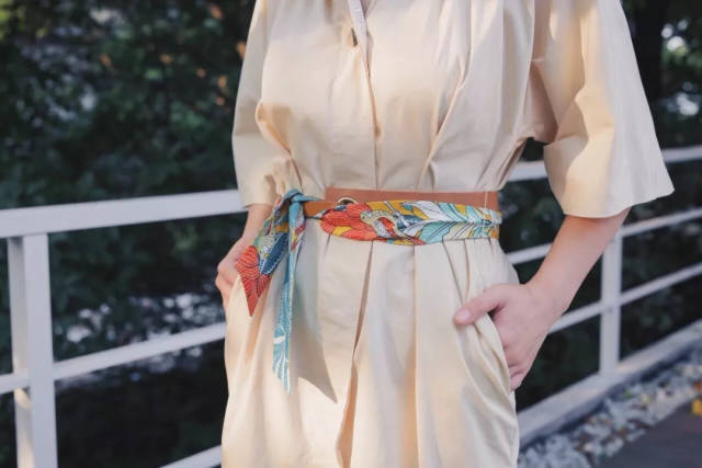 可以将丝巾套在腰间,自然垂下,也可以像下图一样,系上结突显身形.