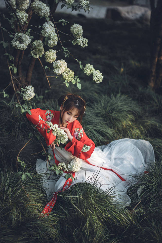 赏花美人-古风人像艺术摄影