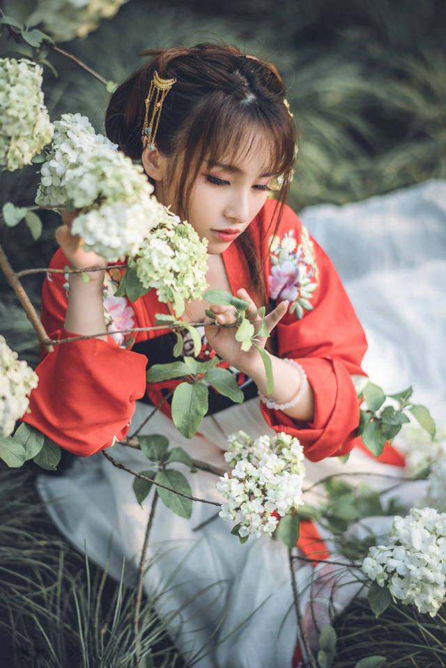 赏花美人-古风人像艺术摄影