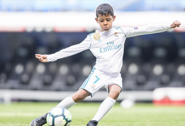 相形见绌,迷你罗尤文首秀打进4球!c罗3战23浪射0进球