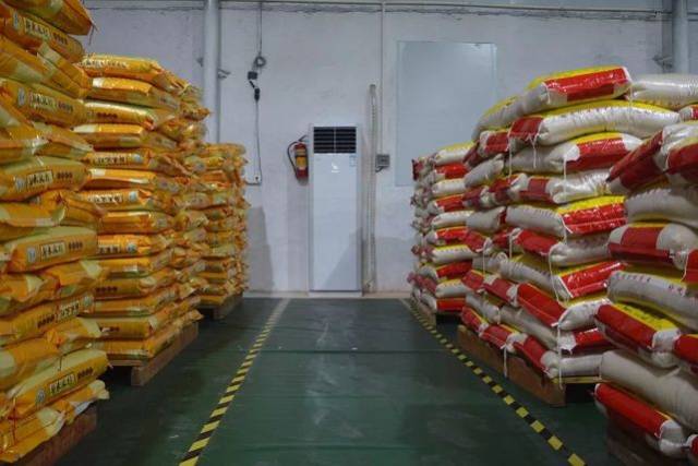 好粮快的大米不仅来源稳定,存放的仓库也干净整洁,温度湿度皆按照大米