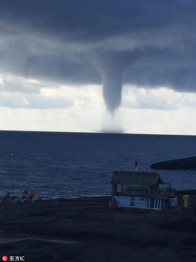 实拍旋风逼近意大利海岛瞬间 "龙吸水"场面惊险震撼