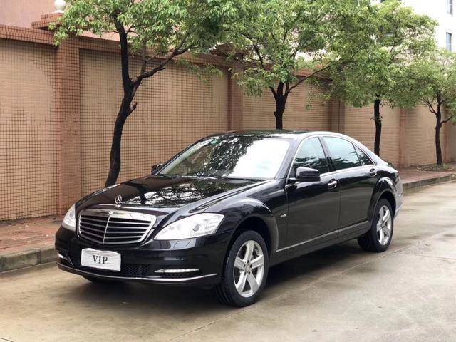 这款奔驰s400售价20万,外形大气时尚经典,减震软舒适度高