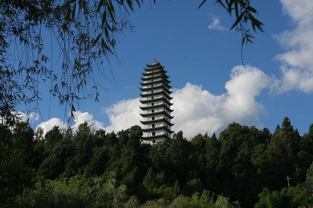 游览方面,市区西侧有座太保公园,值得逛逛.山上的文笔塔,非常醒目.