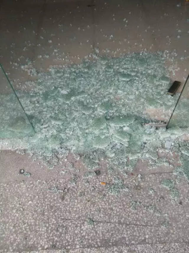 夜间店铺大门被砸想要调阅监控结果出乎意料