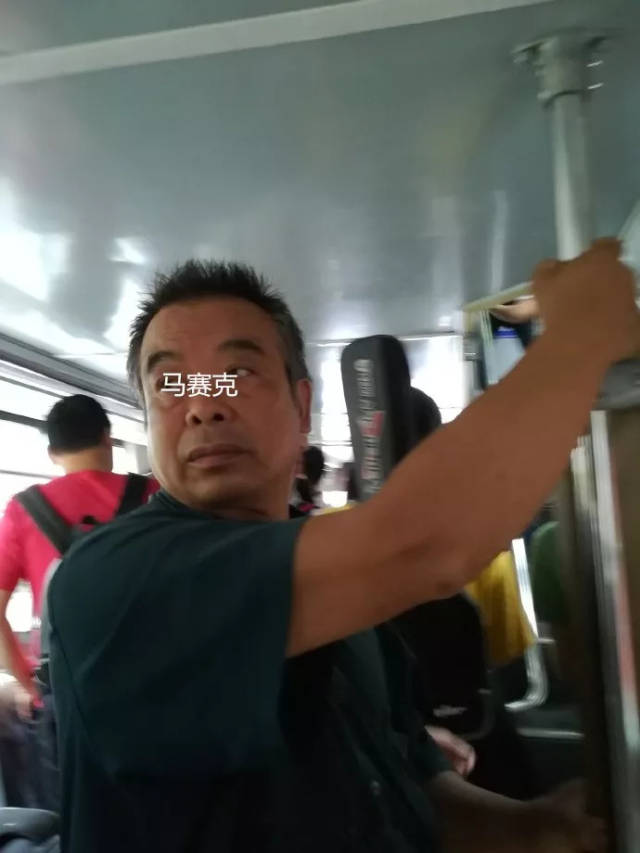 流氓都老了!桂林公交惊现变态猥琐男!手握下体干龌龊事