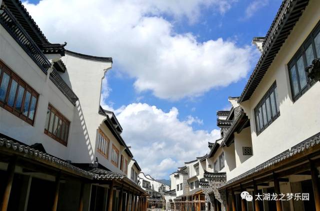 太湖古镇大门以及入口大转盘8月28日现场航拍图