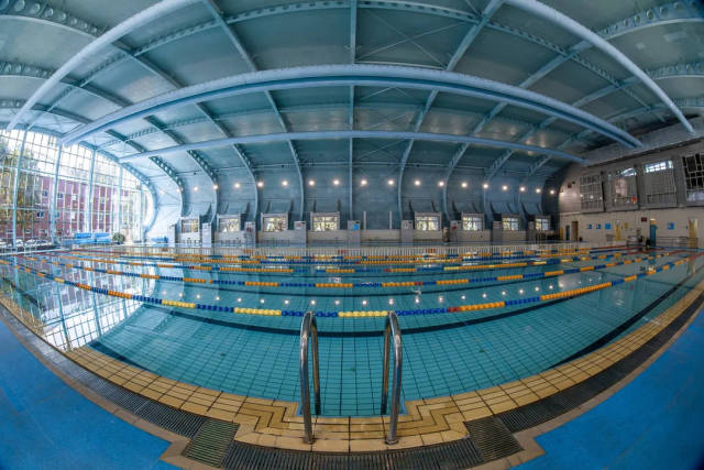 还有英姿飒爽的游泳队小哥哥们