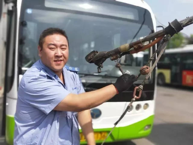 太原一公交司机在进行易燃易爆检查时竟发现座位上有