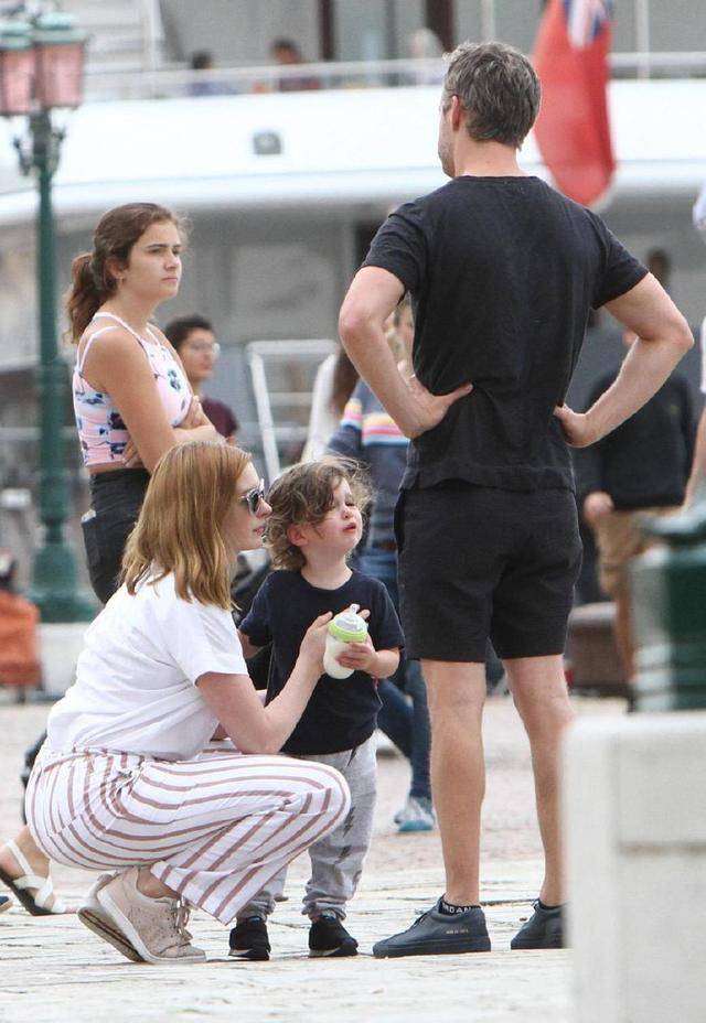 安妮·海瑟薇全家漫步威尼斯,超萌儿子实力抢镜,安妮母爱爆棚啊