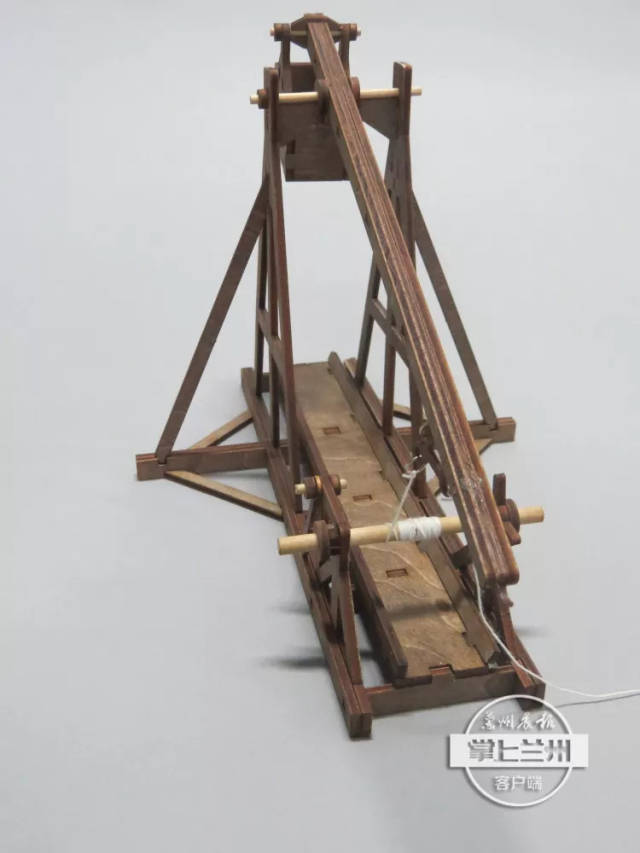 厉害!兰州教师制作木质城防模型 展示中国古代高科技
