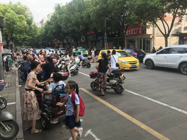 浙江仙居:安洲小学校门口拥堵,乱!