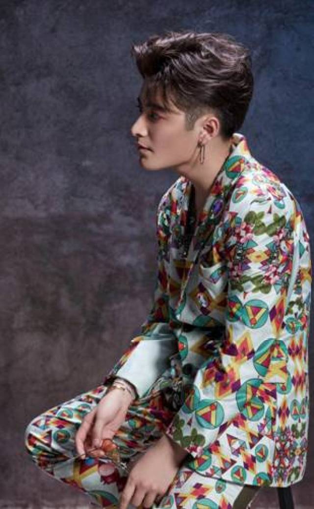 "天才j"陈思宇曝最新写真 跳脱校园风演绎雅痞范