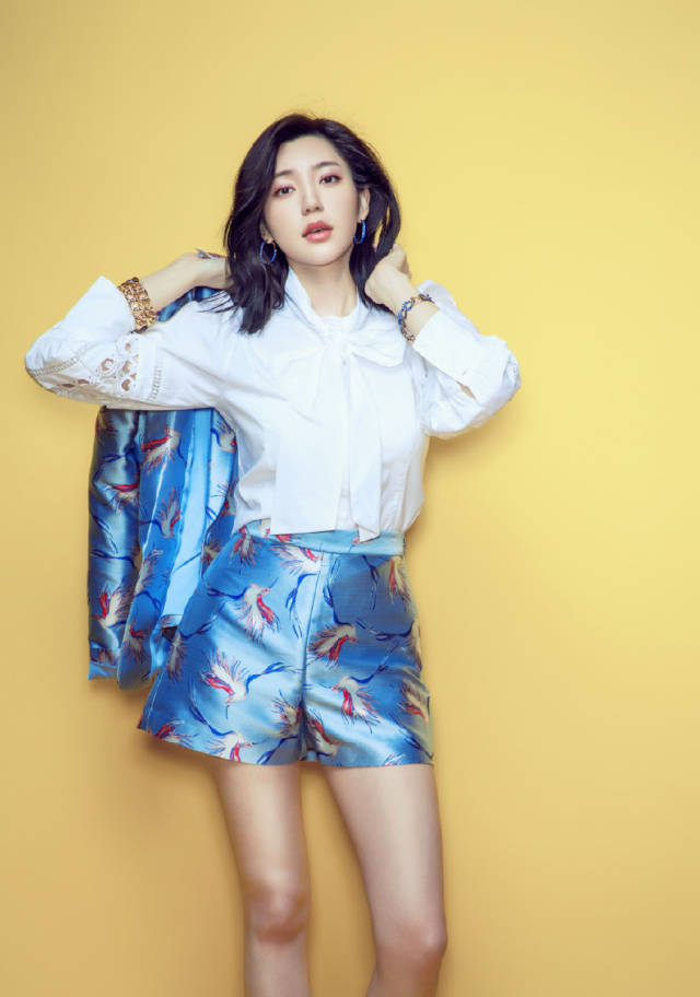 30岁郭雪芙亮相活动,一袭黑色露肩网纱裙性感大方,网友:真会穿