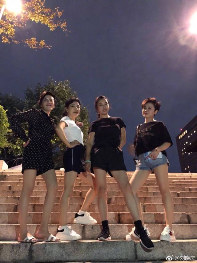 刘晓庆与众闺蜜合影,大赞她们勤劳善良,四人拍照姿势帅气满屏大长腿