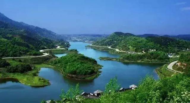 巴岳山玄天湖度假区 巴岳山,三十五峰青山重叠,素有巴岳游龙之称,集儒