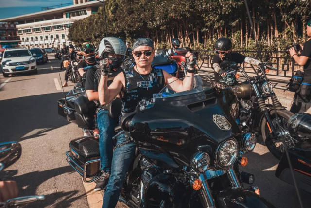 的场面,怎么能少得了呼啸而来,一路驰骋的达摩流浪骑士——哈雷车队