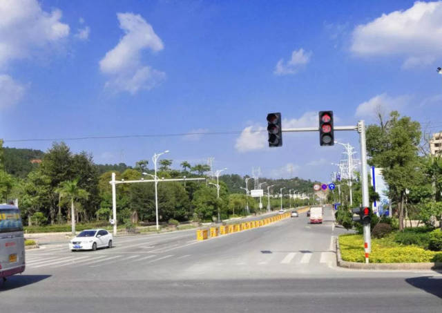 路口红灯坏了一直亮,过还是不过?老司机这么说_手机搜狐网