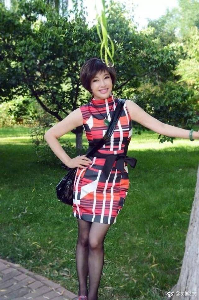 刘晓庆晒丝袜短裙装被讽刘姥姥 霸气回了4个字被赞骂人不带脏