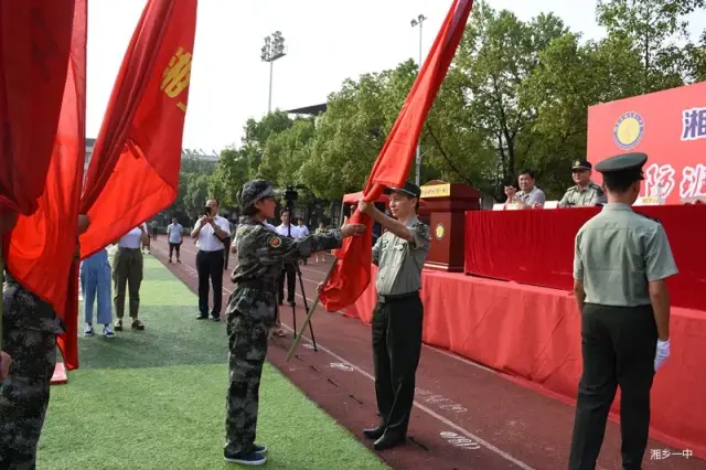 赓续红色基因,铸造国防英才 | 湘乡一中2018年下学期国防班授旗仪式圆