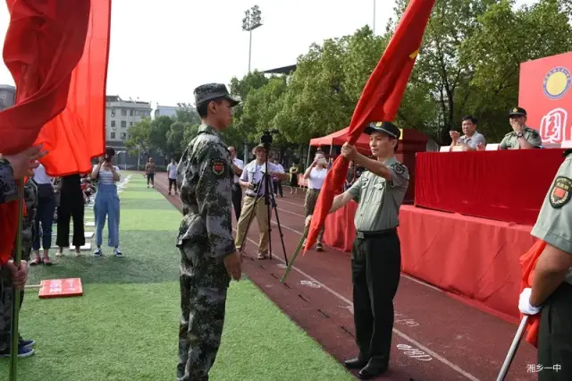 赓续红色基因,铸造国防英才 | 湘乡一中2018年下学期国防班授旗仪式圆