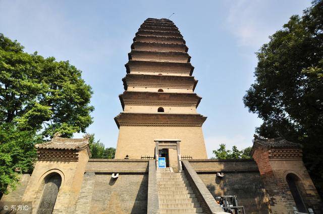 小雁塔是中国早期方形密檐式砖塔的典型作品,原有15层,现存13层,高