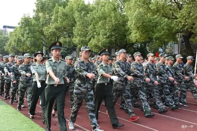 赓续红色基因,铸造国防英才 | 湘乡一中2018年下学期国防班授旗仪式圆