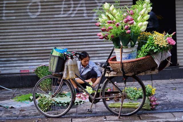 河内街头很多卖鲜花小贩,越南人真的爱花吗?终于明白是这个用意