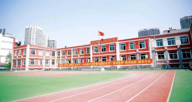 凌晨,小编朋友圈爆出一条爆炸消息: 嘉汇中学丛桂梅校长和学校骨干