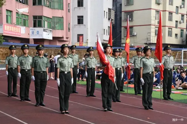 赓续红色基因,铸造国防英才 | 湘乡一中2018年下学期国防班授旗仪式圆